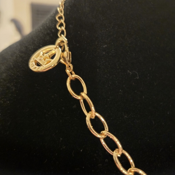 Elegant Gold and Green Necklace - Picture 4 of 4